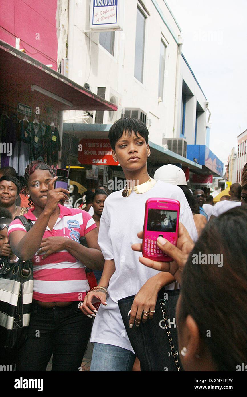 Rihanna Passeggiate lungo Swan St. A Bridgetown Barbados Novembre 2015 Foto Stock