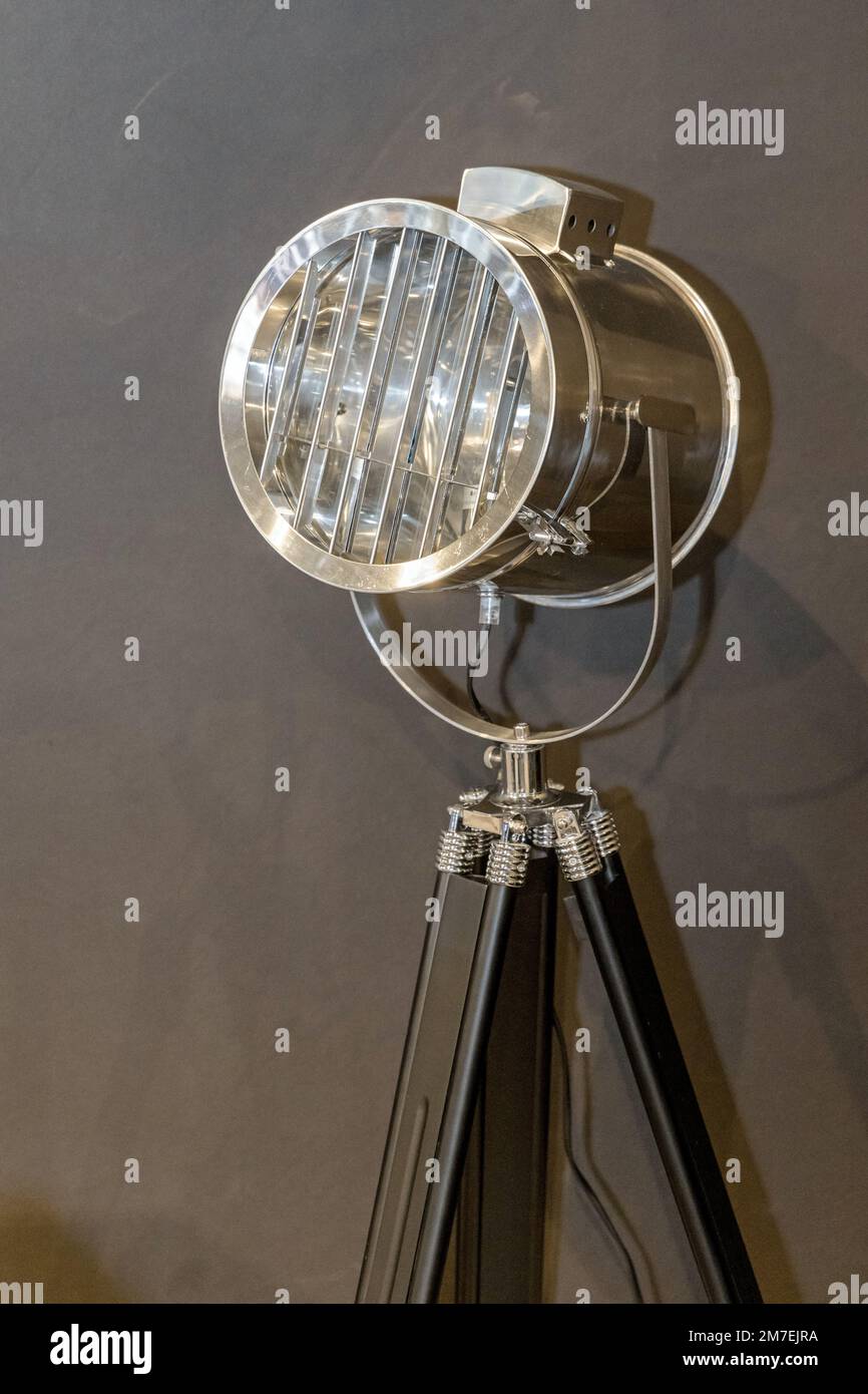 Riflettore a lampada in stile retrò nell'arredamento della casa del treppiede Foto Stock