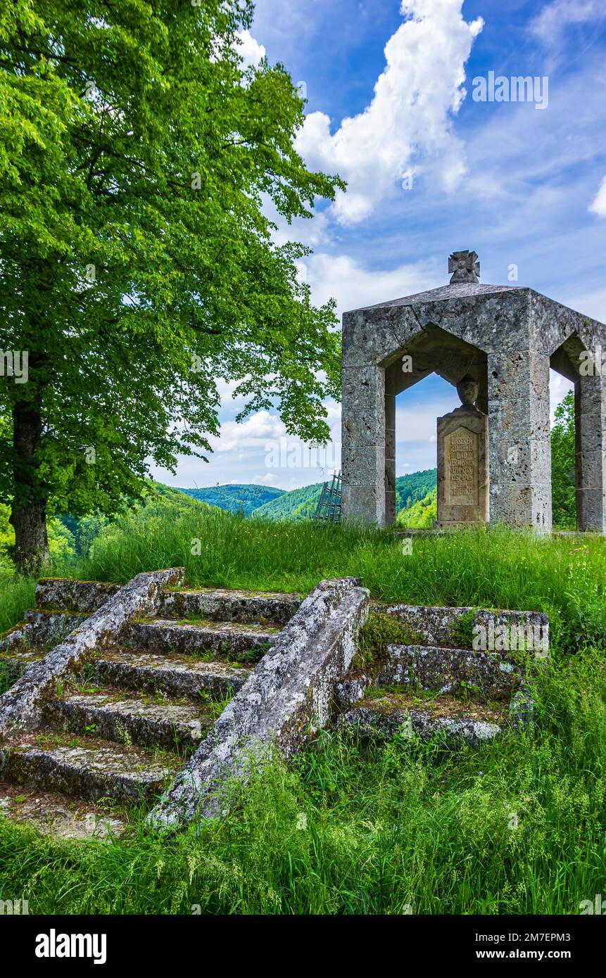 Monumento ai caduti e ai mancati di entrambe le guerre mondiali a Seeburg tra Bad Urach e Münsingen, Baden-Württemberg, Germania. Foto Stock