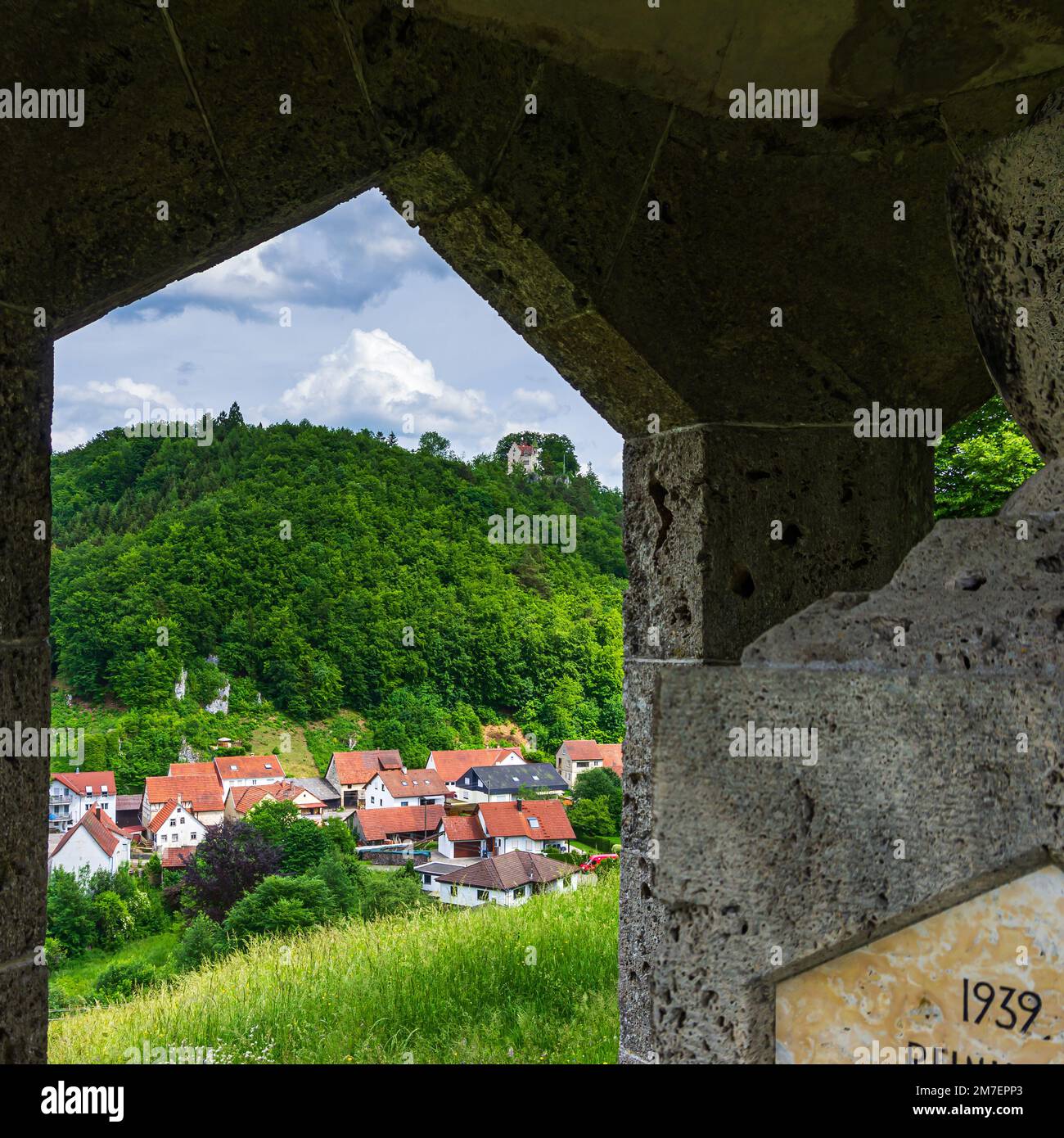 Memoriale di guerra per i caduti e mancati di entrambe le guerre mondiali e villaggio di Seeburg sull'Albo Svevo tra Bad Urach e Münsingen, Germania. Foto Stock