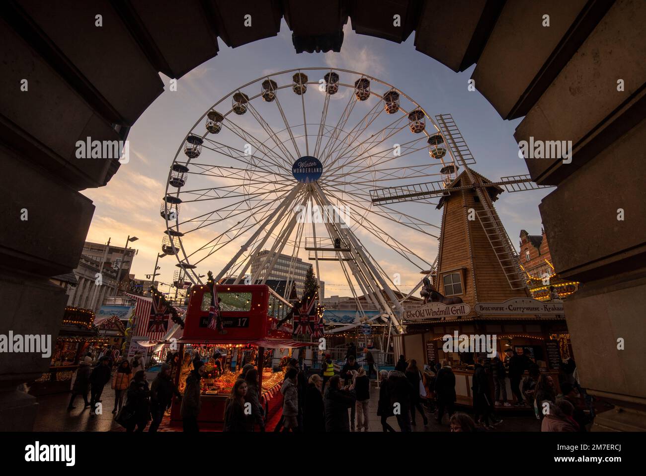 Tramonto al Winter Wonderland a Nottingham City, Nottinghamshire Inghilterra Regno Unito Foto Stock