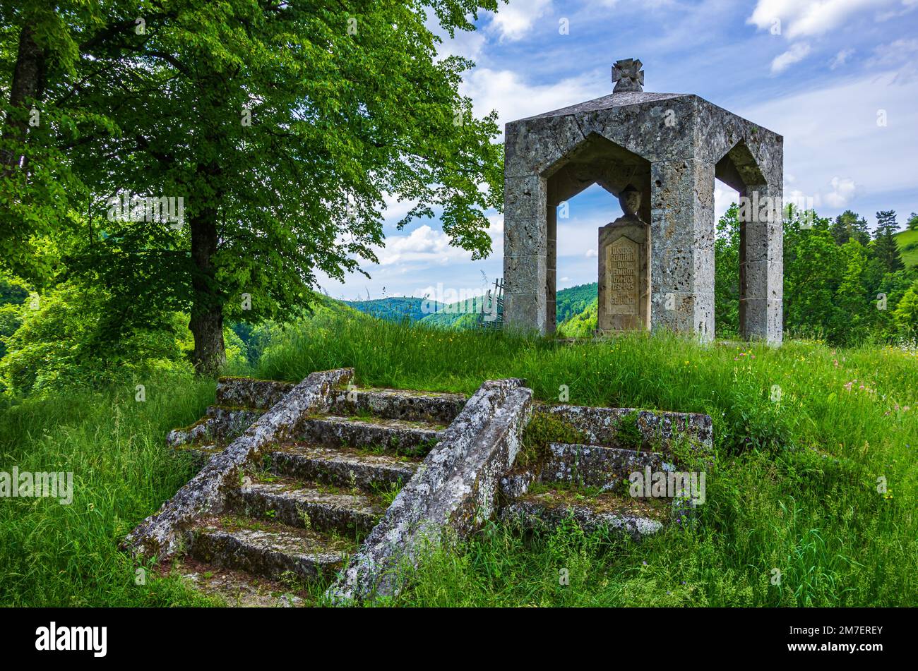 Monumento ai caduti e ai mancati di entrambe le guerre mondiali a Seeburg tra Bad Urach e Münsingen, Baden-Württemberg, Germania. Foto Stock