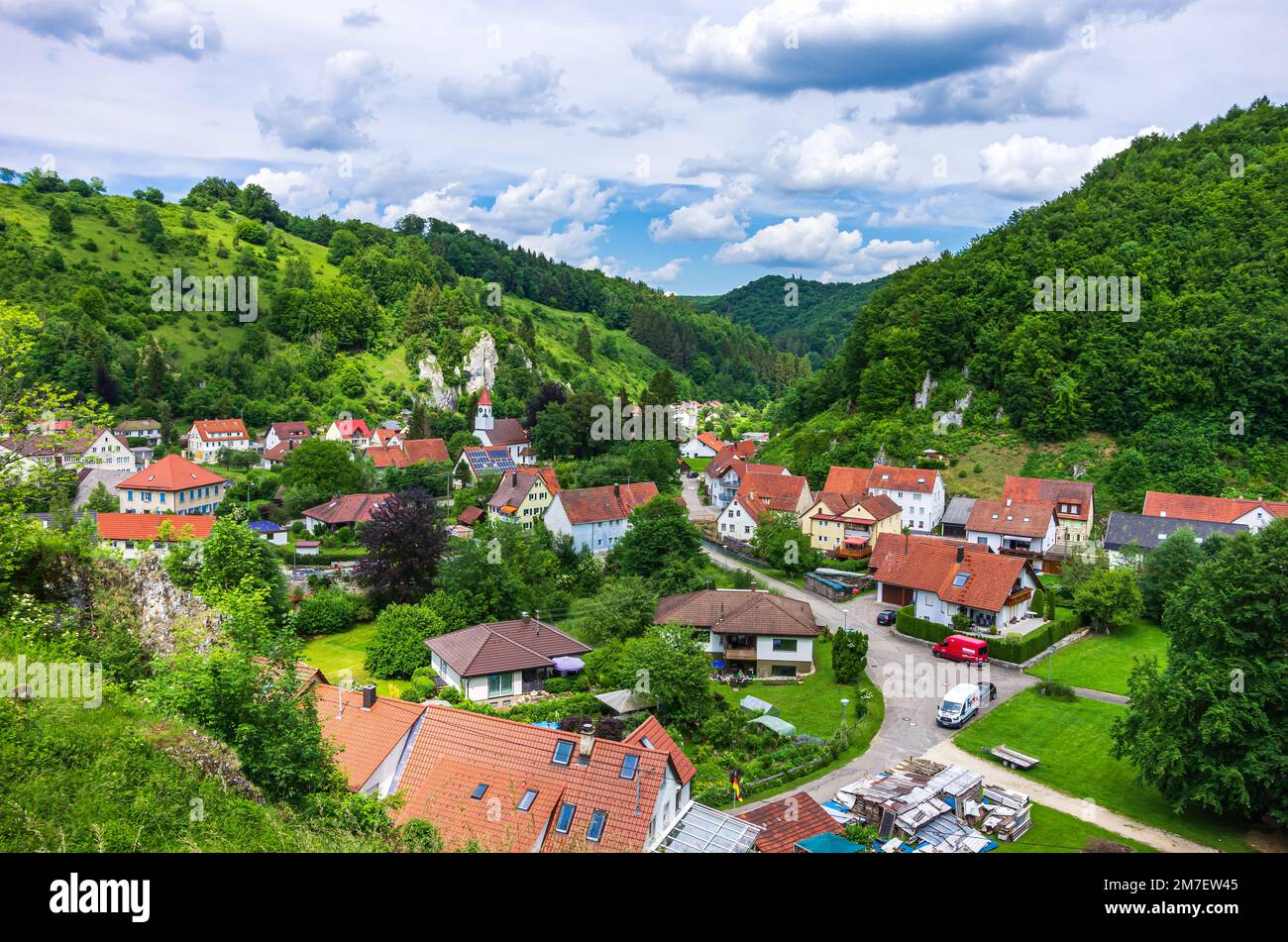 Veduta aerea del villaggio di Seeburg sull'Albo Svevo tra Bad Urach e Münsingen, Baden-Württemberg, Germania. Foto Stock