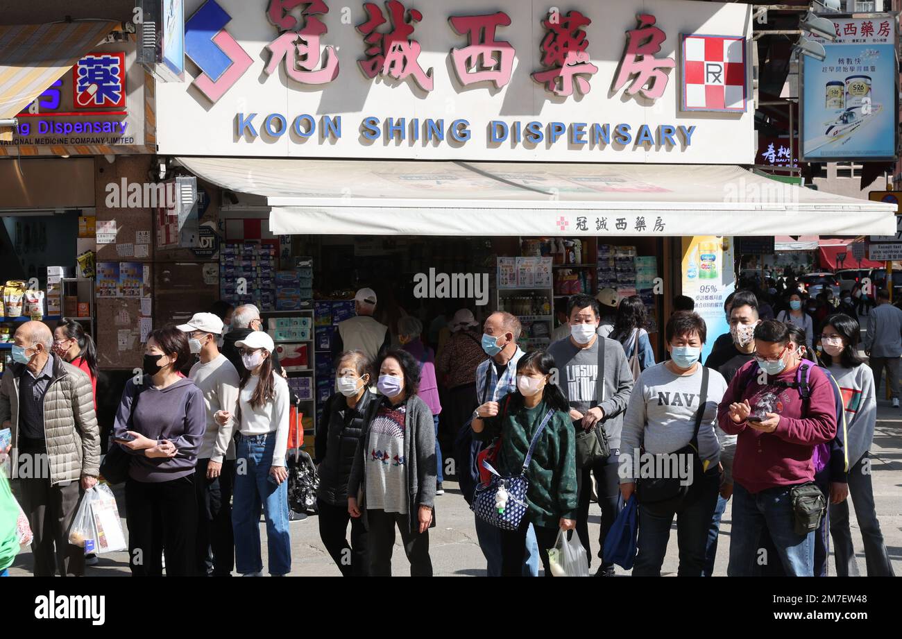 I residenti acquistano medicinali in una farmacia a Yuen Long. L'offerta di medicinali nelle farmacie sta per esaurirsi in un aumento dei casi di Covid-19 e i residenti stanno immagazzinando medicinali per trattare diarrea, vomito e febbre. 06JAN23 SCMP/Yik Yeung-man Foto Stock