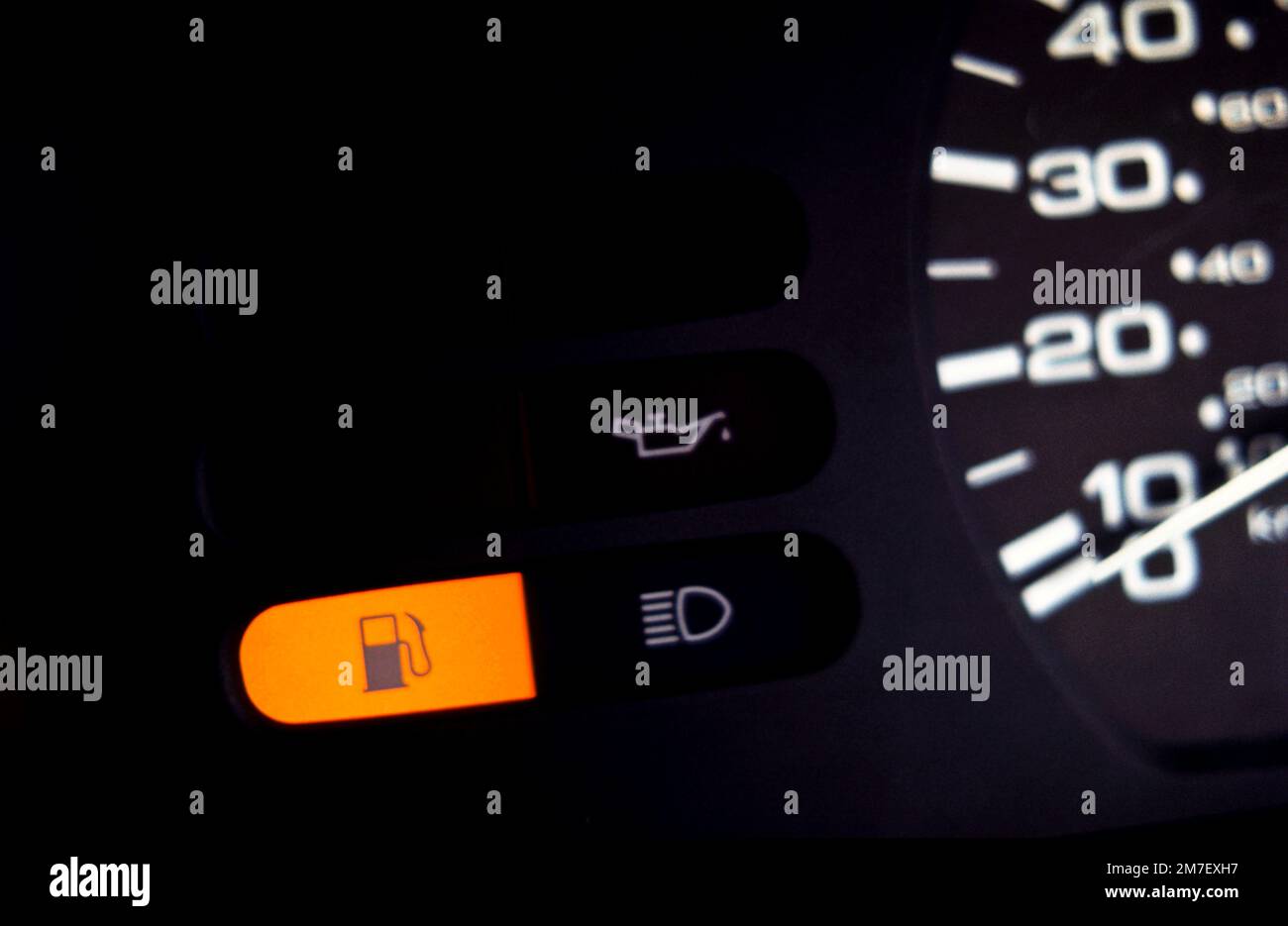 Un'immagine ravvicinata della spia di carburante vuoto in una gamma che illumina l'auto e che indica che il veicolo è effettivamente esaurito o sta per esaurirsi di benzina o diesel. Foto Stock