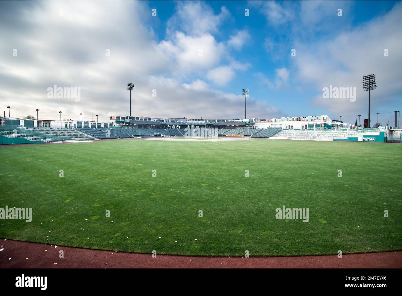 Posti a sedere vuoti allo stadio di baseball Foto Stock