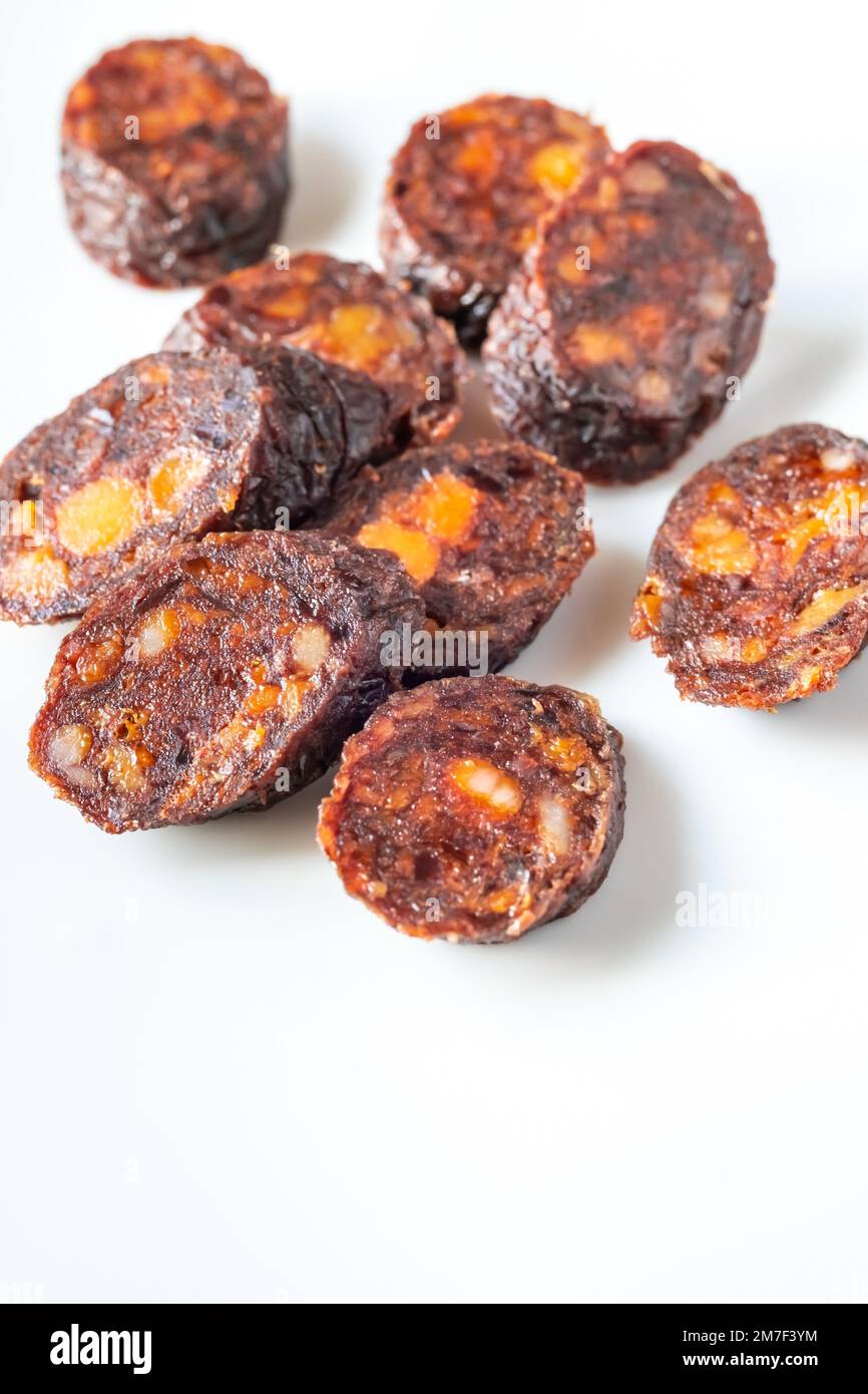 Salsiccia spagnola di chorizo sul piatto bianco Foto Stock