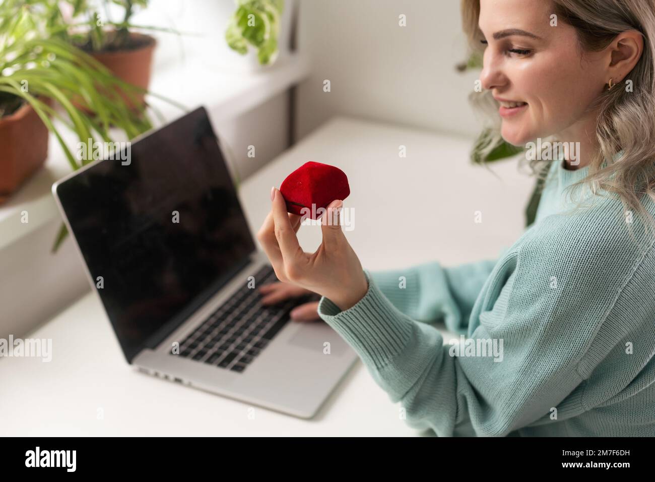 La giovane bella ragazza tiene un ring box da training e un computer portatile Foto Stock