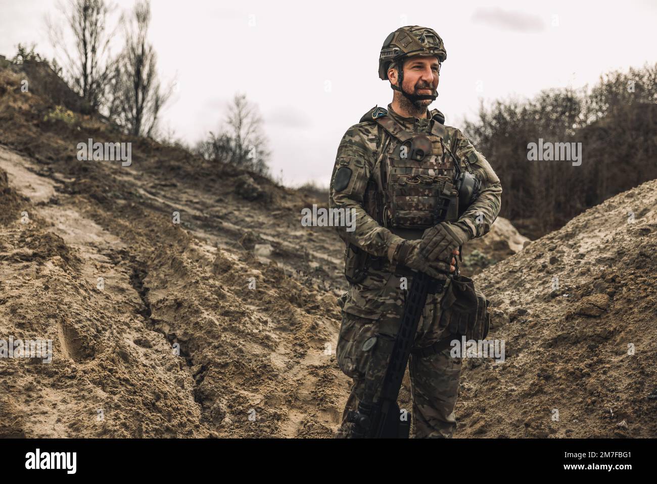 Un soldato in posizione di scavo Foto Stock
