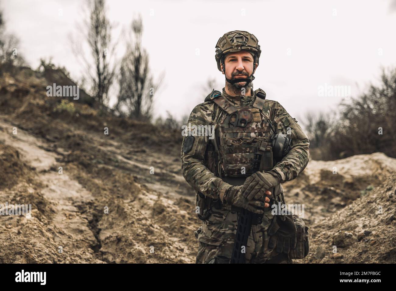 Un soldato in posizione di scavo Foto Stock