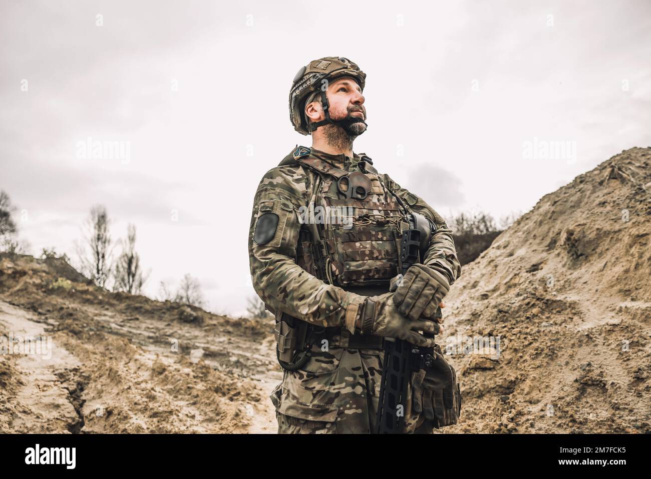 Uomo maturo in uniforme militare e hemlet protettivo Foto Stock
