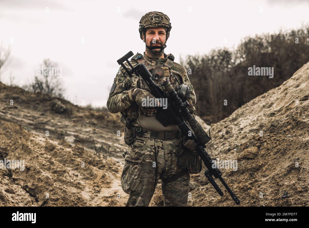 Uomo maturo in uniforme militare e hemlet protettivo Foto Stock