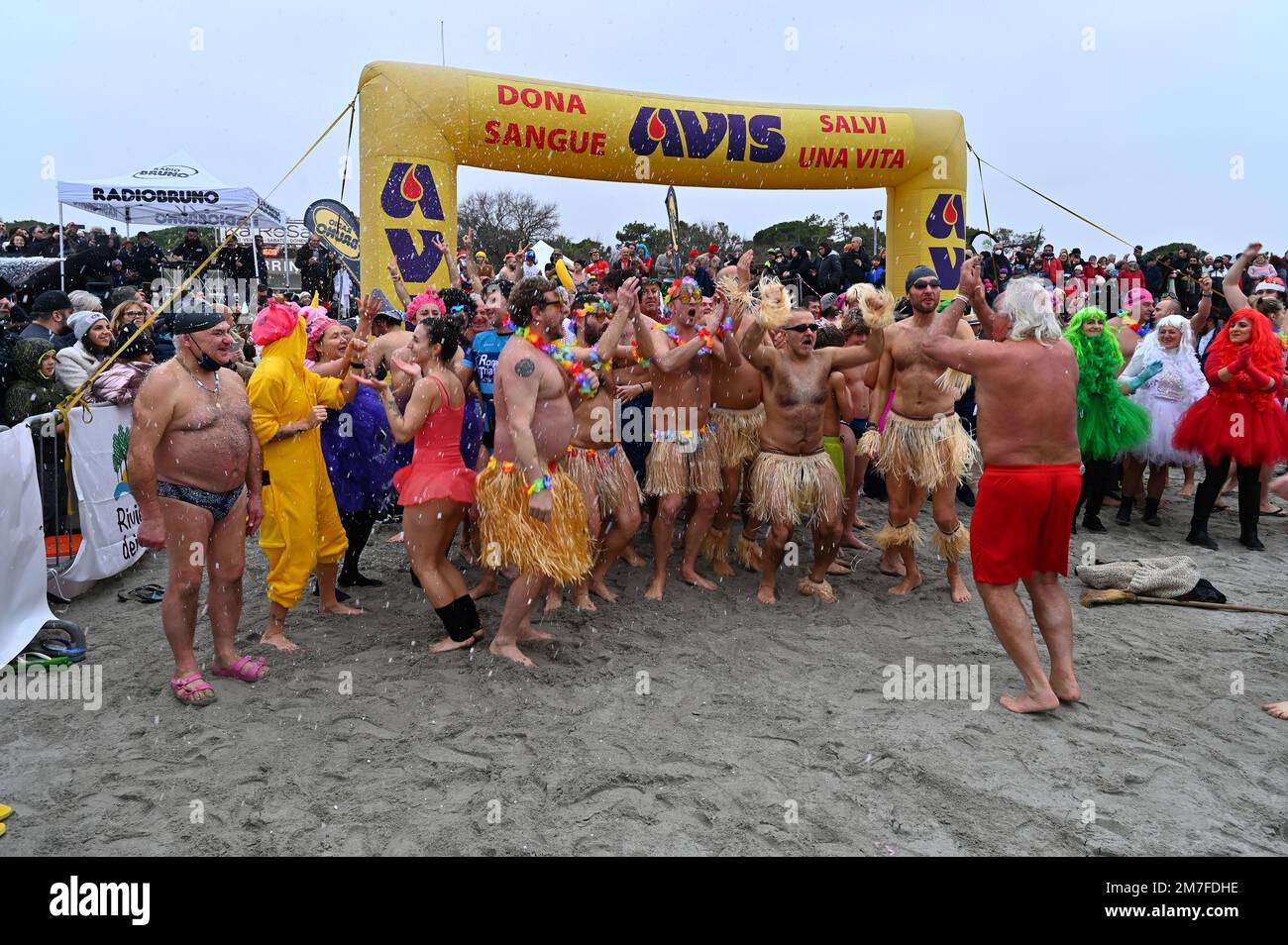 Gennaio 6 ogni anno la gente festeggia l'Epifania tuffandosi nel mare. 200 registrato sfidò l'acqua ghiacciata del Mare Adriatico a tagliata di Cervia Foto Stock