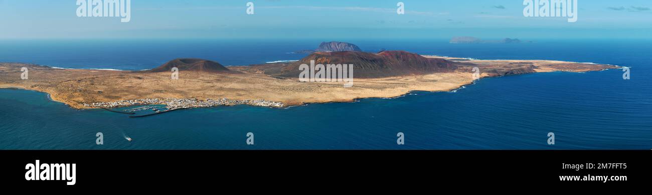 Vista grandangolare dall'alto, ripresa aerea di la Graciosa, isola vulcanica circondata dall'Oceano Atlantico, foto scattata dall'isola di Lanzarote, Canarie Foto Stock