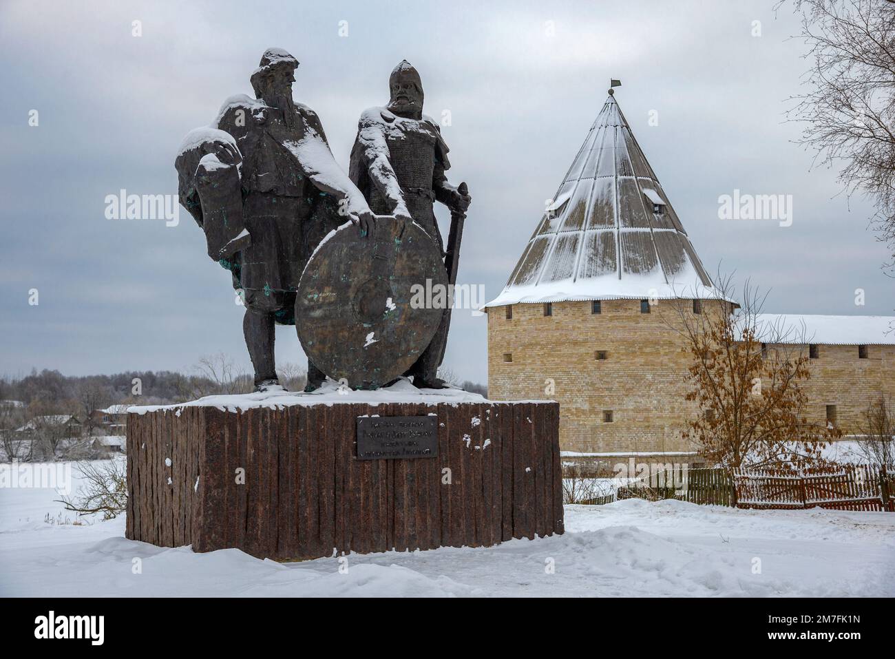 STARAYA LADOGA, RUSSIA - 11 DICEMBRE 2022: Monumento ai principi Rurik e Oleg. Staraya Ladoga, regione di Leningrado Foto Stock