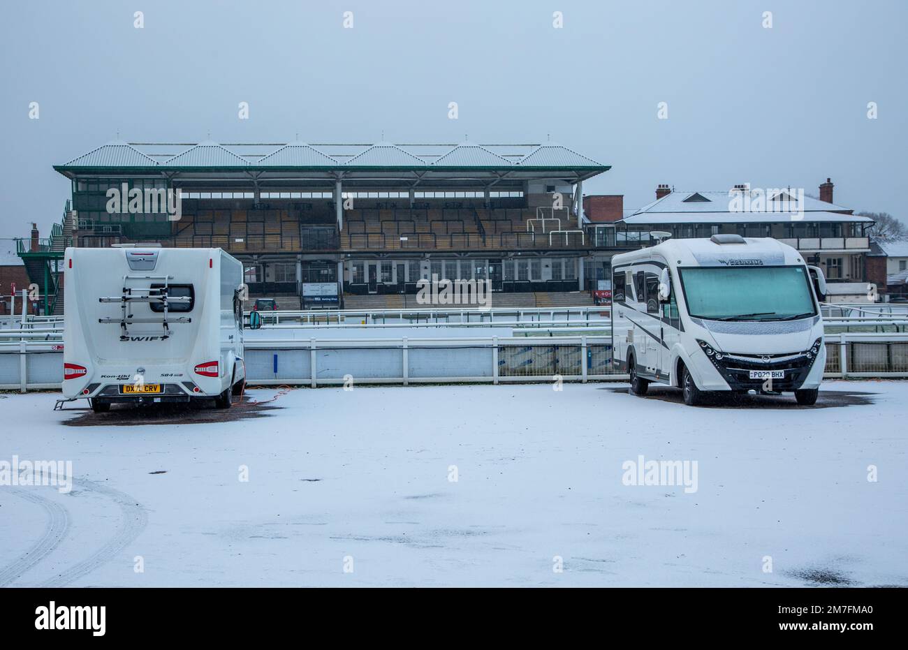 Caravan sul campo di caravan club di Warwick durante una nevicata invernale Foto Stock