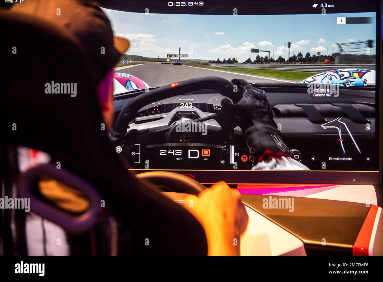 Colonia, Germania. 24th ago, 2022. Gamescom 2022. Porsche presenta il nuovo look di Vision Gran Turismo Spyder (VGT) progettato da Vexx per il videogioco di simulazione di corse Gran Turismo 7 allo stand aof Porsche e Puma. Il gamescom è la più grande fiera al mondo per computer e videogiochi, a Koelnmesse a Colonia, in Germania. Photocredit: Christian Lademann / LademannMedia Foto Stock