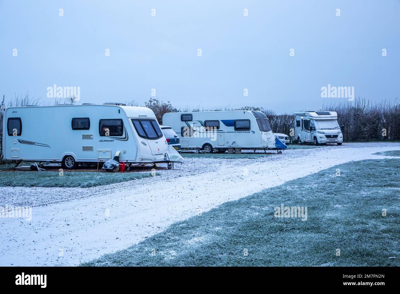 Caravan sul campo di caravan club di Warwick durante una nevicata invernale Foto Stock