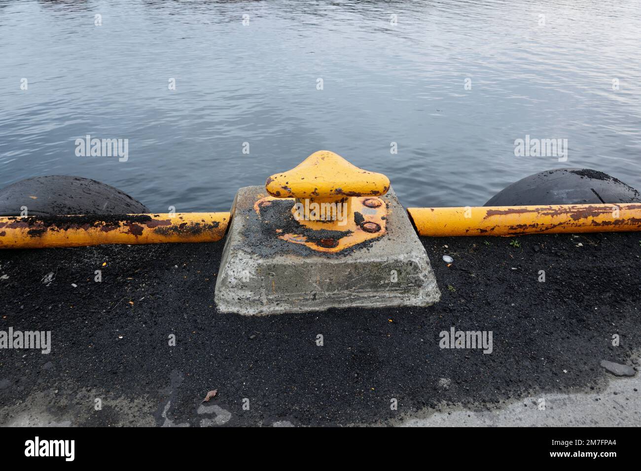 Paletto giallo per l'ormeggio delle navi nel porto di Svolvær in Norvegia Foto Stock