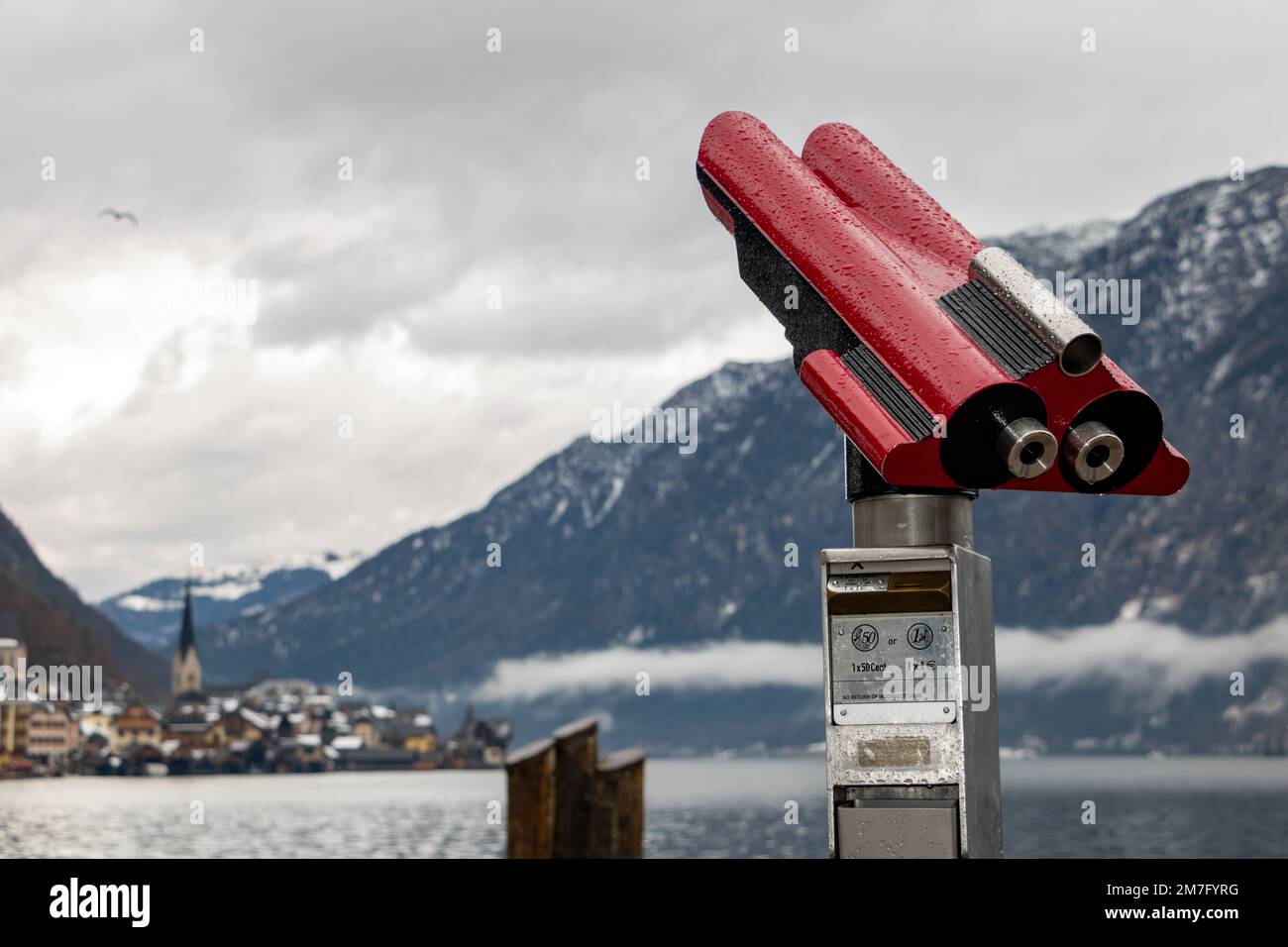 Un telescopio di monete è il titolo per la pittoresca cittadina di Hallstatt in montagna, Austria Foto Stock