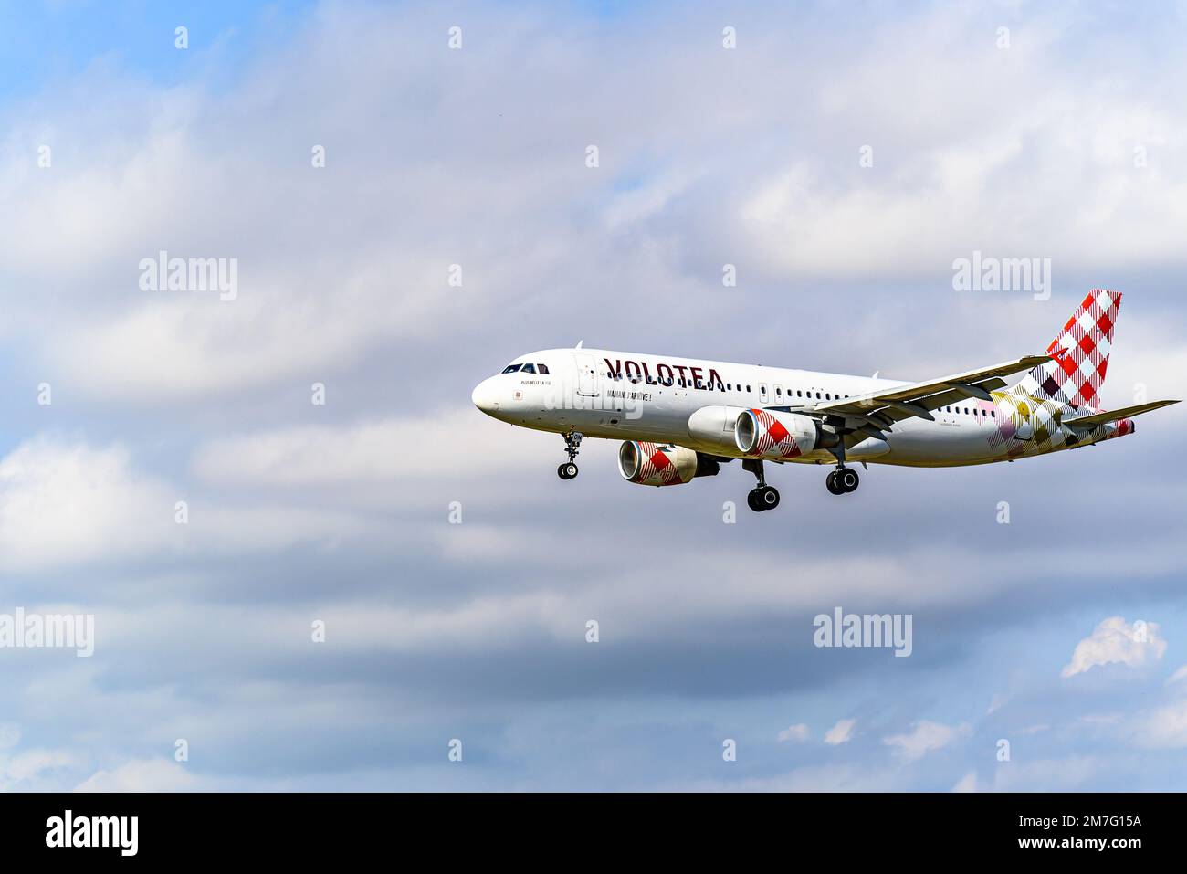 Barcellona, Spagna, 09 ottobre 2022, Airbus A320 della compagnia Volotea, atterrando all'aeroporto Josep Tarradellas di Barcellona-El Prat Foto Stock