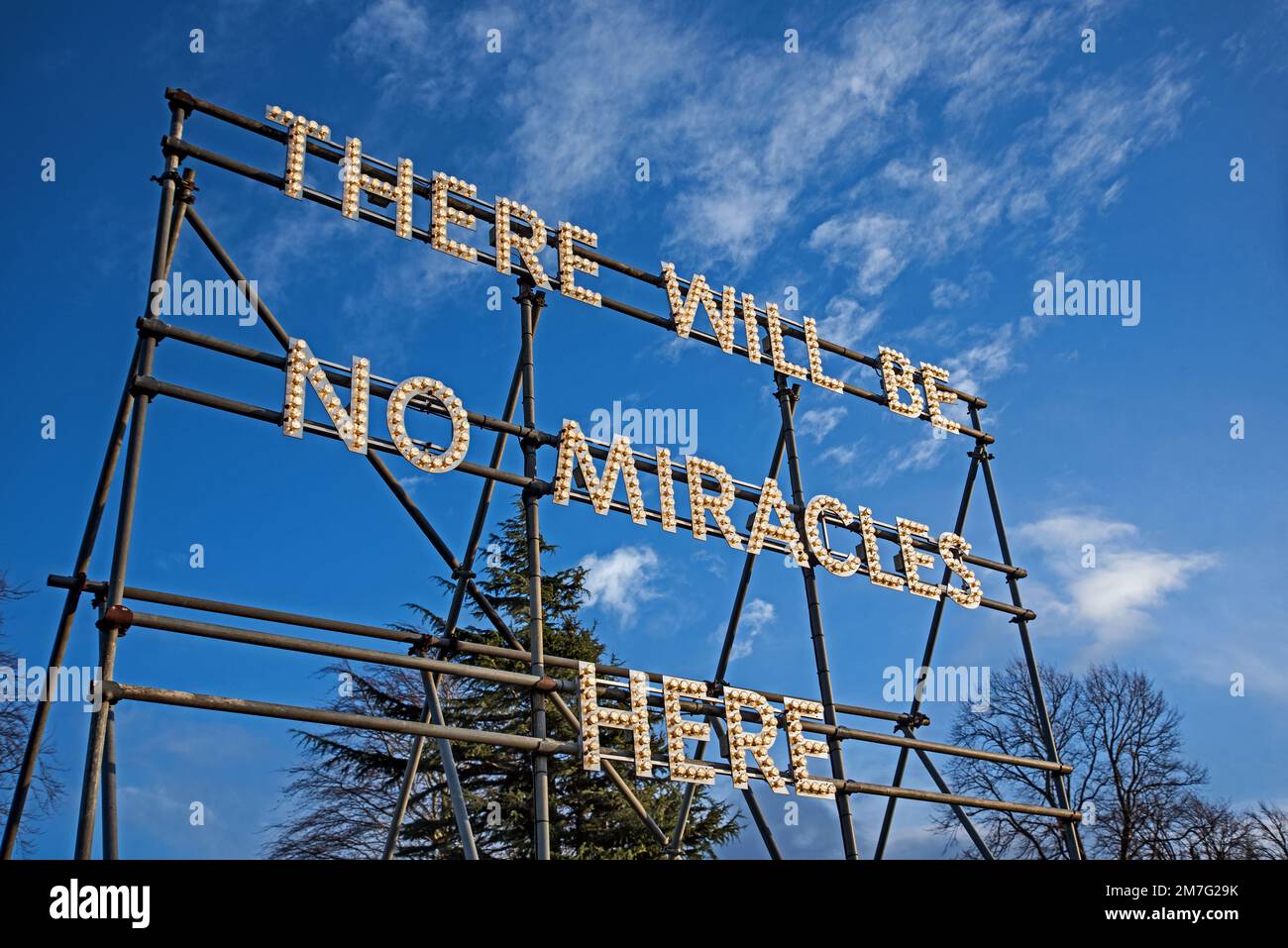 'Non ci saranno miracoli qui', un'opera di Nathan Coley nei terreni della Scottish National Gallery of Modern Art a Belford Road, Edimburgo. Foto Stock