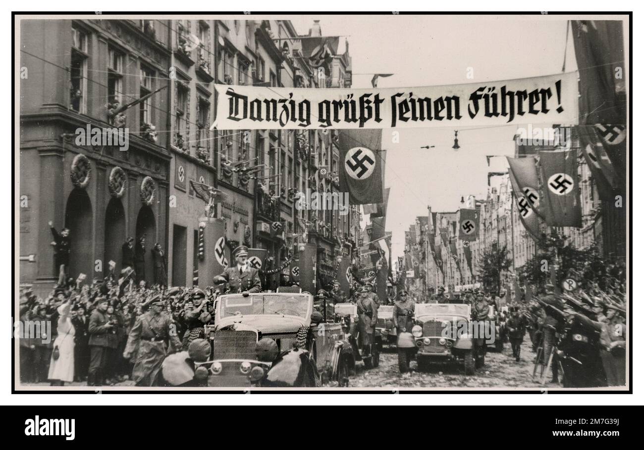 Adolf Hitler a Danzica ( Gdańsk ) "DANZICA SALUTA IL SUO LEADER" Polonia 1939 occupazione invasione con bandiere di svastica e Heil Hitler saluta con una flotta di veicoli a motore in processione sfilando, da parte delle forze di occupazione della Germania nazista. Danzica Gdańsk Polonia Foto Stock