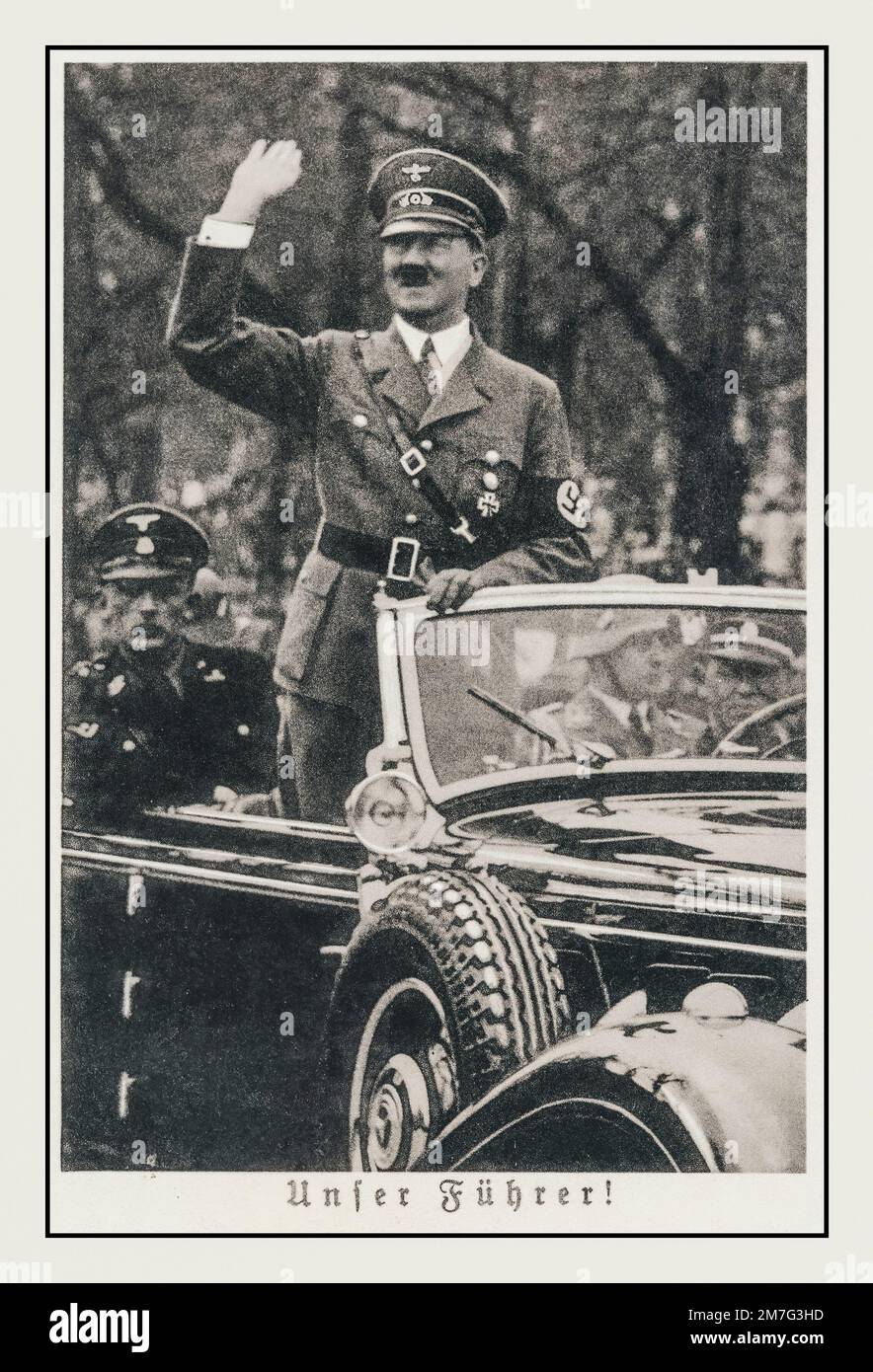 ADOLF HITLER SALUTA Swastika Armband Mercedes auto aperta 'Our leader' {Unfer Führer} 1930s propaganda cartolina Norimberga nazista Germania Foto Stock
