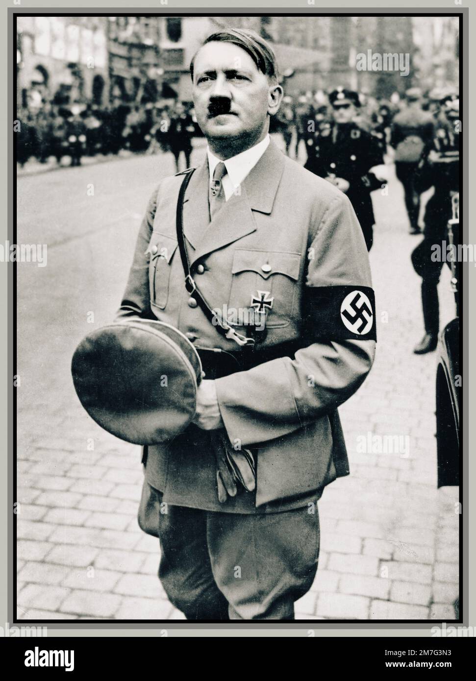 Adolf Hitler in uniforme con la fascia da braccio Swastika alla parata nazista di Norimberga Germania 1930s Foto Stock