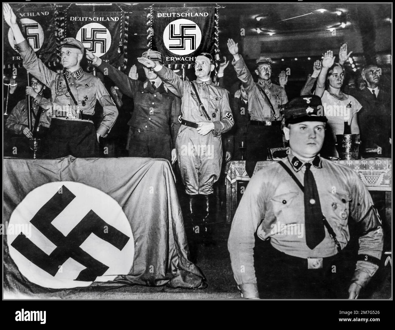 Adolf Hitler in uniforme SA prende il saluto di Heil Hitler dai suoi compagni nazisti in una riunione dei "caschi d'acciaio" al Palazzo dello Sport di Berlino. Sono presenti anche il Principe August Wilhelm, figlio dell'ex Kaiser, Frau Magda Goebbels e il Dottor Wilhelm Frick, settembre 1932: Foto Stock