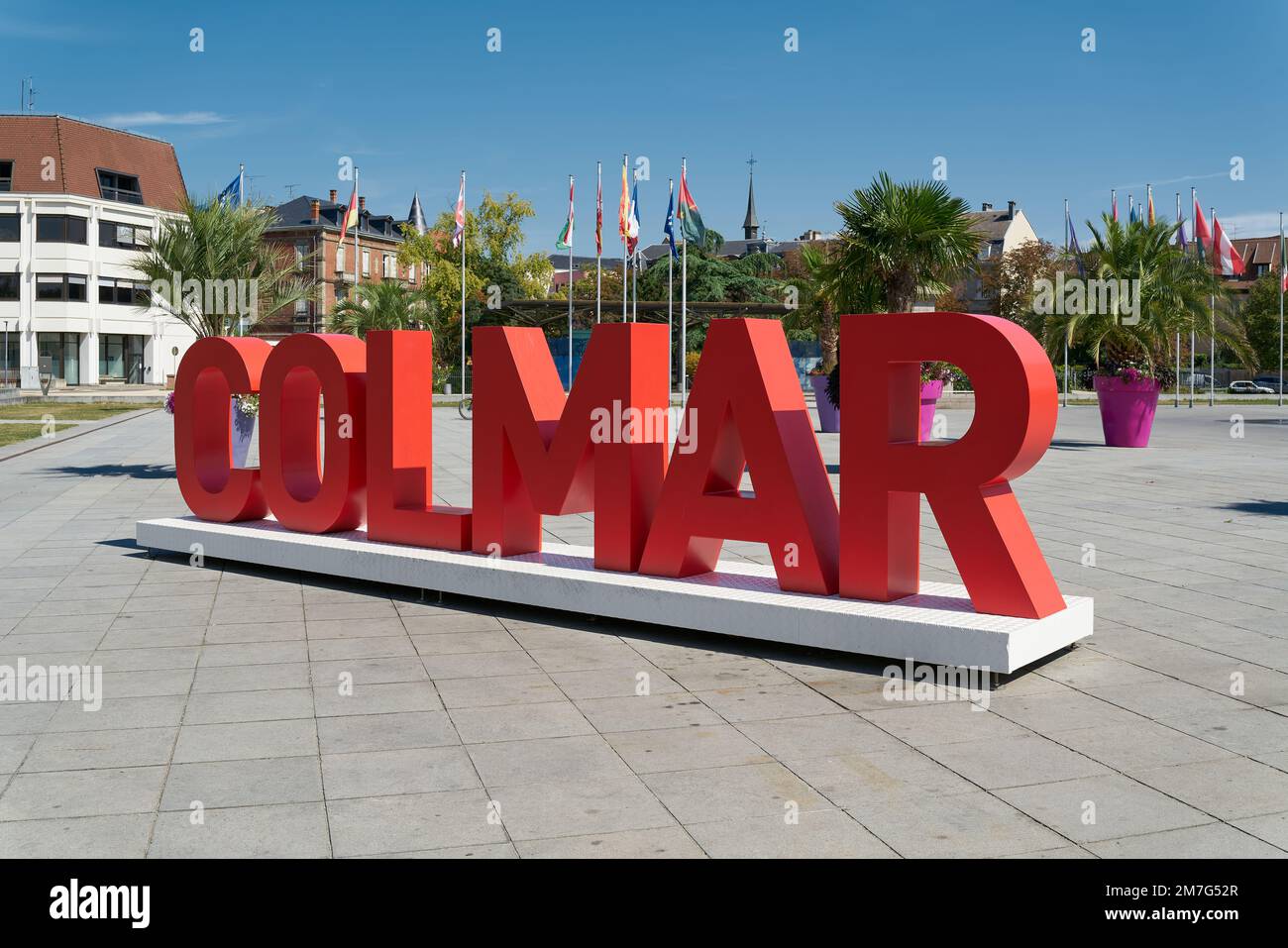 Scritta con la parola Colmar sulla Place Rapp come un motivo popolare foto e posizione per i turisti a Colmar in Francia Foto Stock