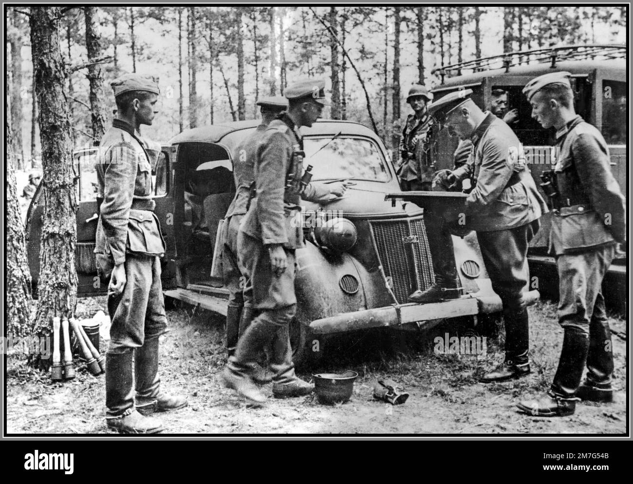 FRONTE ORIENTALE BARBAROSSA WW2 il colonnello nazista Hans Bergen dà ordini ai suoi ufficiali Wehrmacht sulla seconda guerra mondiale sul fronte orientale 1940s Foto Stock