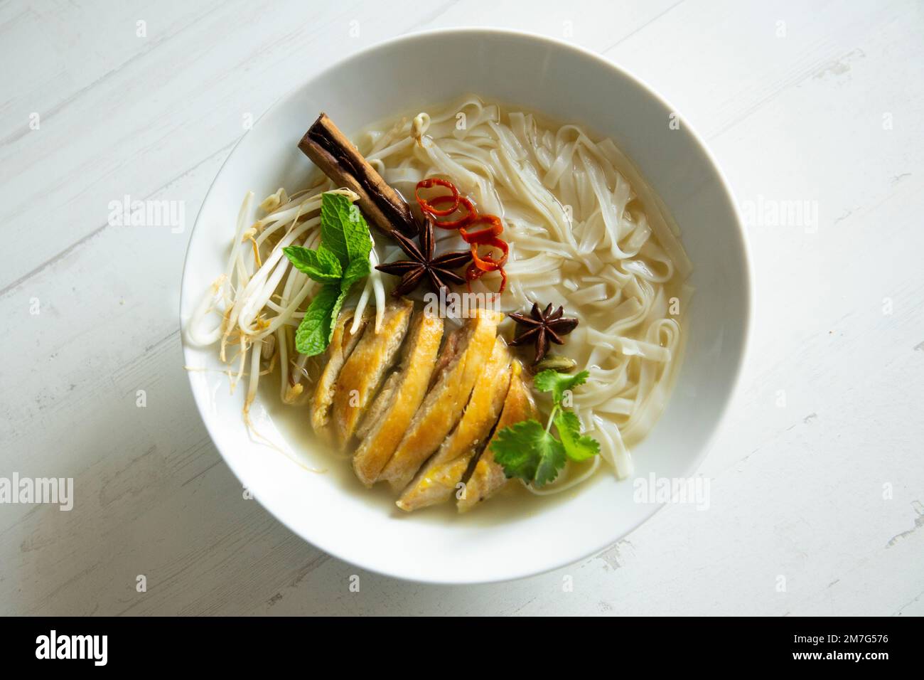 Zuppa di Pho vietnamita di pollo. Il Phở, spesso scritto come pho, è un piatto tradizionale vietnamita basato su quella che viene genericamente chiamata zuppa di noodle. Foto Stock