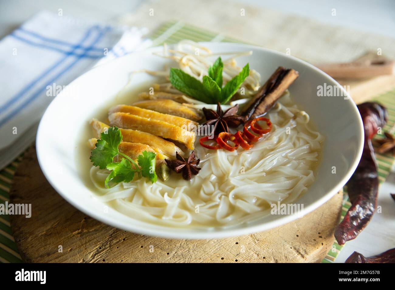 Zuppa di Pho vietnamita di pollo. Il Phở, spesso scritto come pho, è un piatto tradizionale vietnamita basato su quella che viene genericamente chiamata zuppa di noodle. Foto Stock