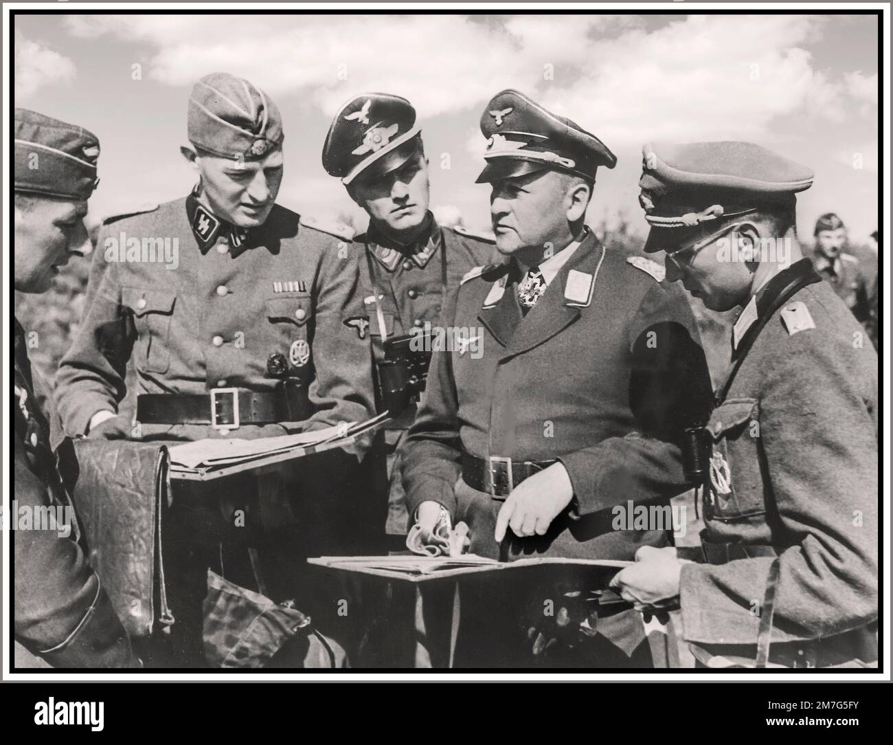 OPERAZIONE BARBAROSSA WW2 Generale Heino von Rantzau (2nd da destra) parlando con ufficiali (2nd da sinistra ufficiale Waffen-SS) sul fronte orientale. Seconda Guerra Mondiale Data Settembre 1941 Foto Stock