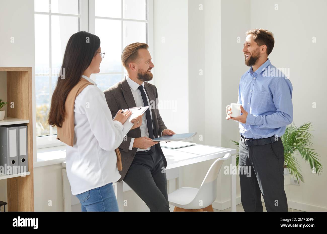 Colleghi d'affari che discutono idee e brainstorming in ufficio Foto Stock