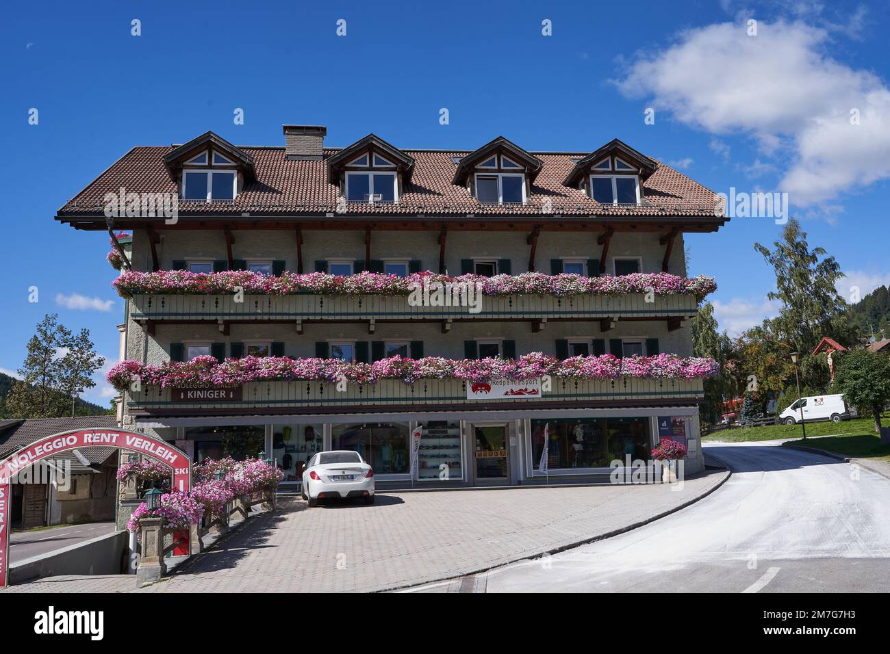 Sesto-Sesto, Italia - 19 settembre 2022 - l'affascinante villaggio di Sesto si trova nel suggestivo mondo montano delle Dolomiti di Sesto Foto Stock