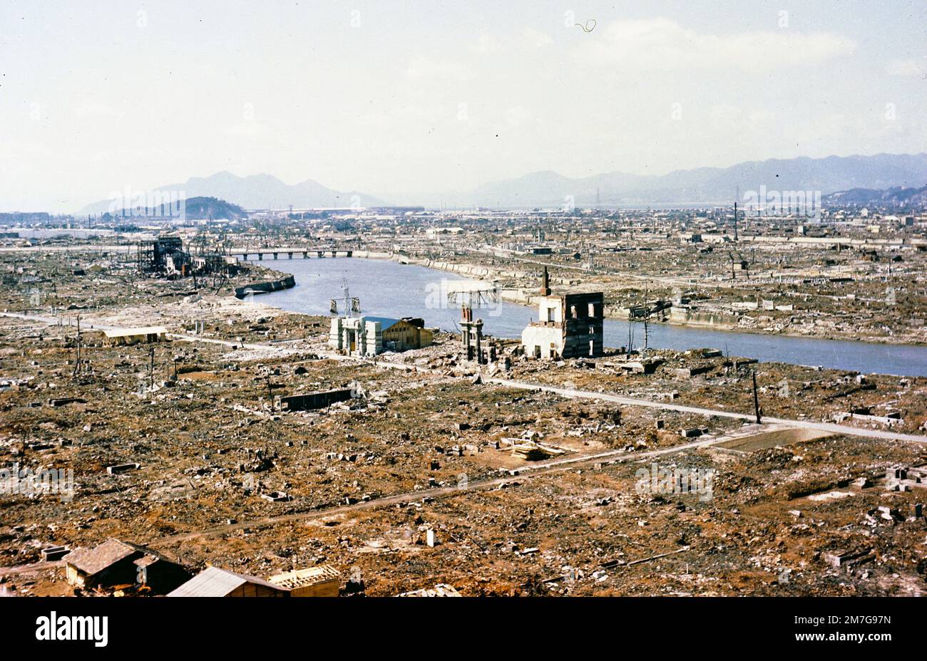 HIROSHIMA, GIAPPONE - circa 1945-1946 - Vista generale di Hiroshima, Giappone come visto dalla vicinanza di 'zero', mostra la devastazione completa come risultato di atomi Foto Stock