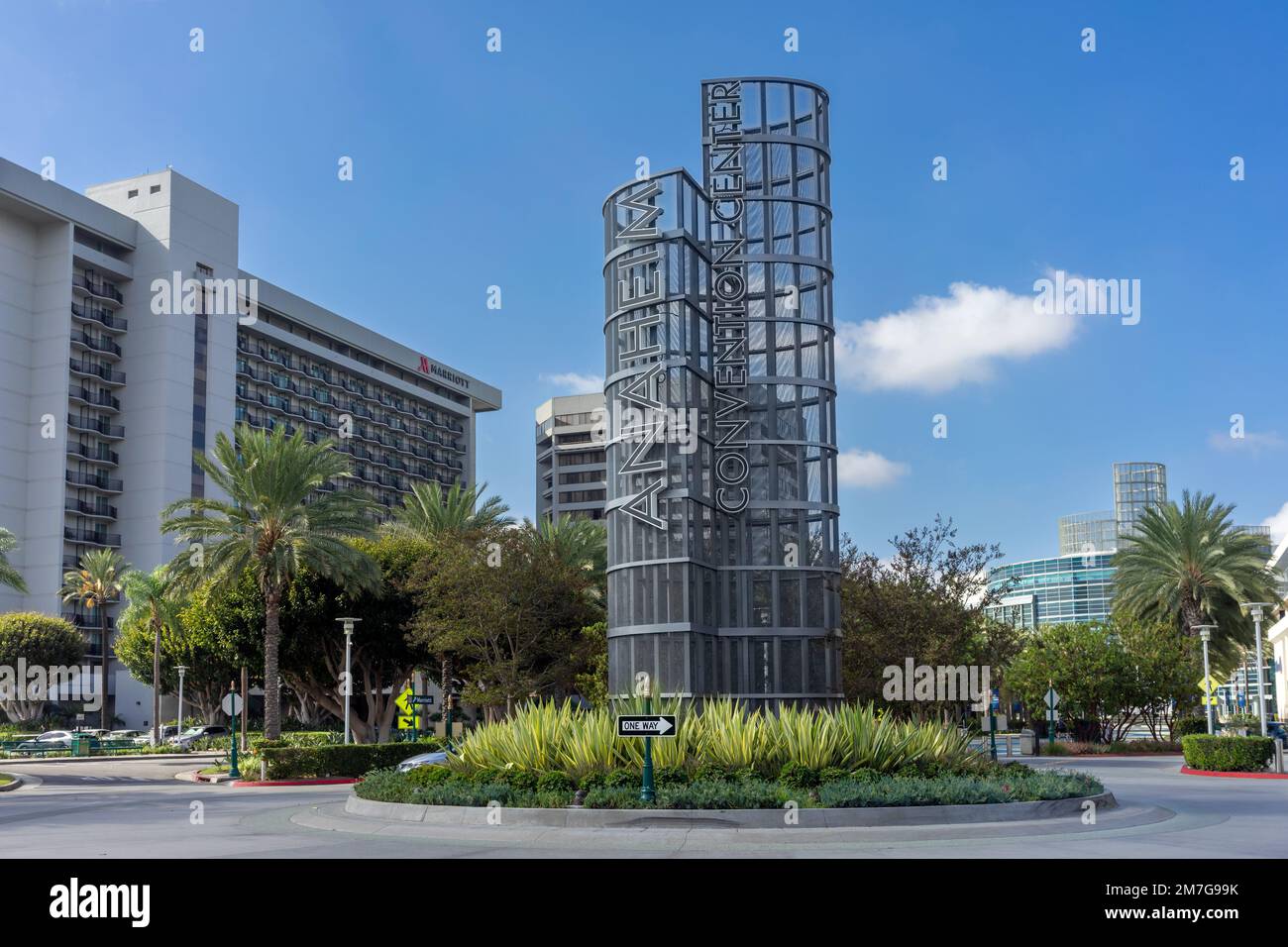 Anaheim, CA, USA – 1 novembre 2022: Un cartello per la fabbricazione di metalli per l'Anaheim Convention Center di Anaheim, California. Foto Stock
