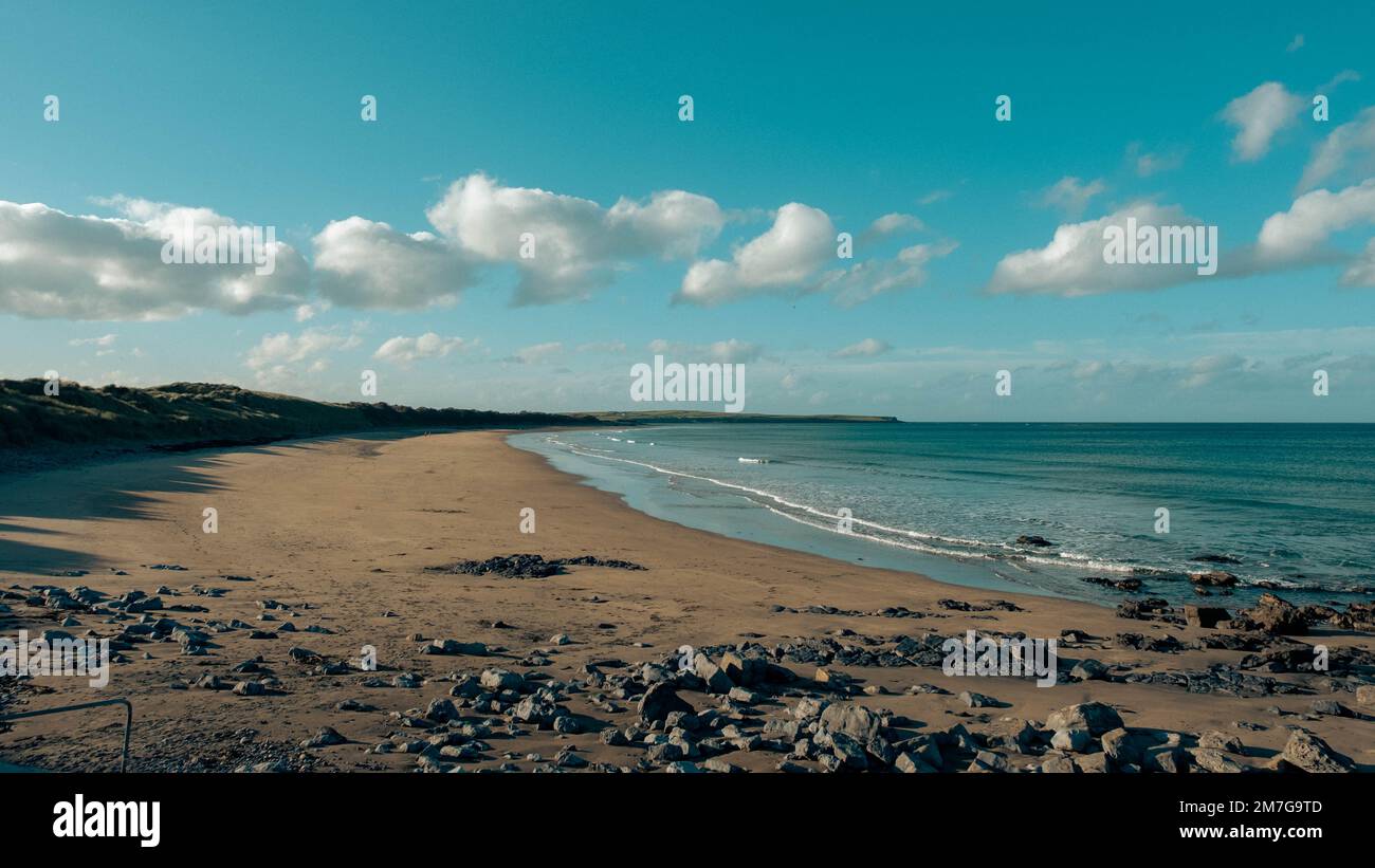 Una scena di spiaggia in Bretagna, Francia, con acqua turchese e sabbie dorate. Atmosfera estiva. Perfetto per un background estivo. Foto Stock
