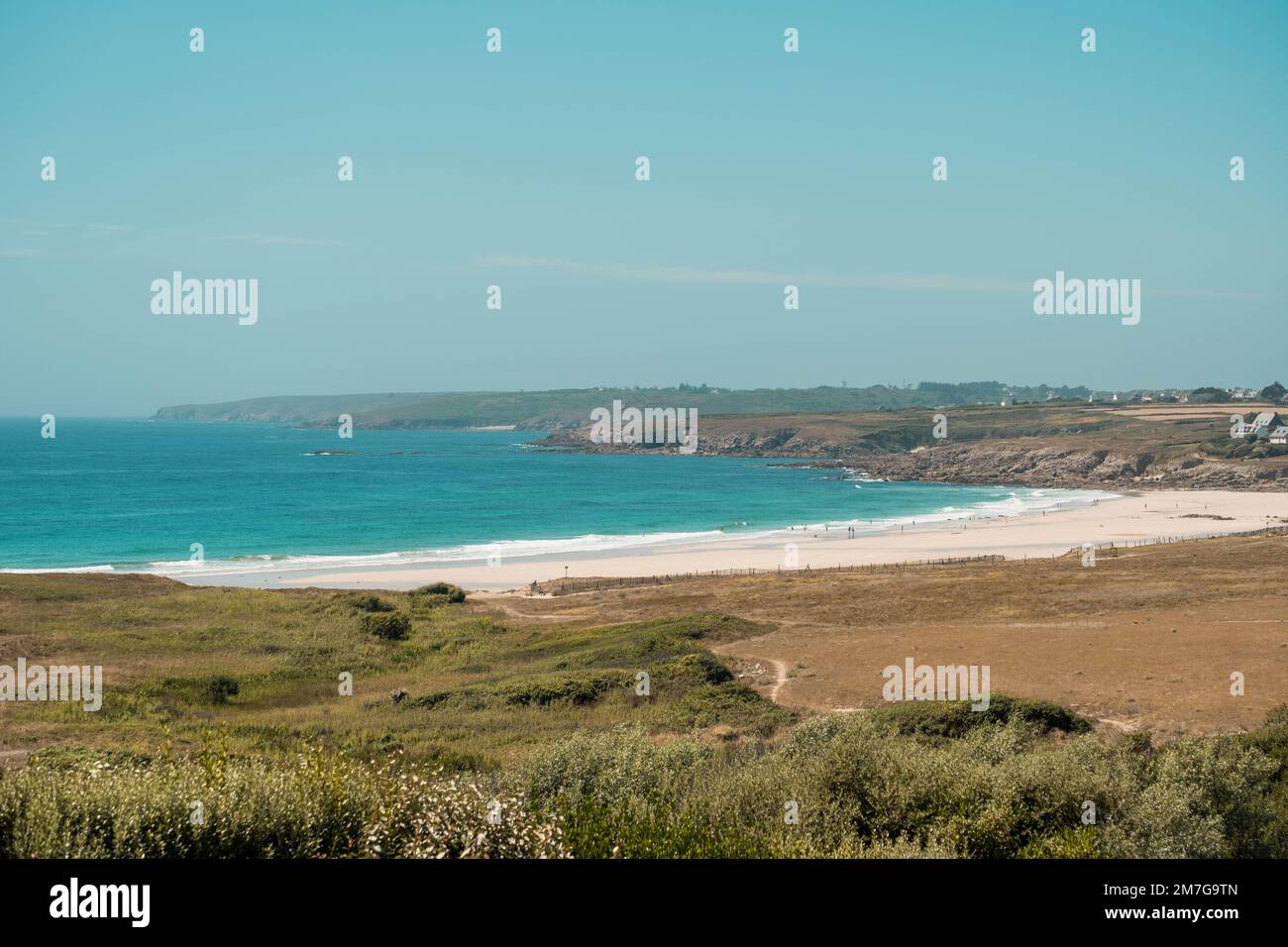 Una scena di spiaggia in Bretagna, Francia, con acqua cristallina e sabbie dorate. Foto Stock