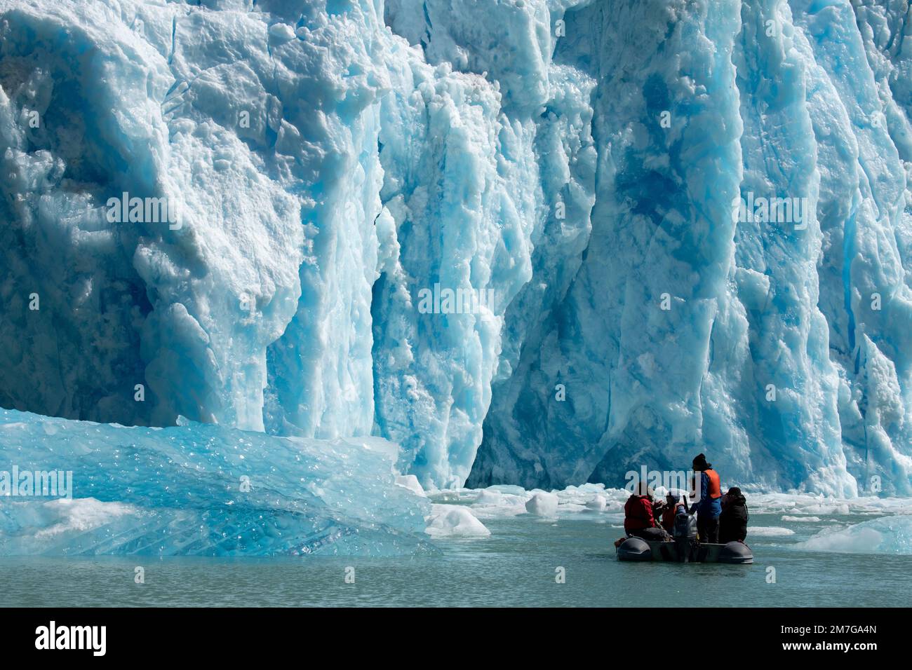 USA, se Alaska, Inside Passage, Fords Terror Wilderness, Tracy Arm, Ghiacciaio di South Sawyer. Esplorazione della faccia del ghiacciaio nello zodiaco. Foto Stock