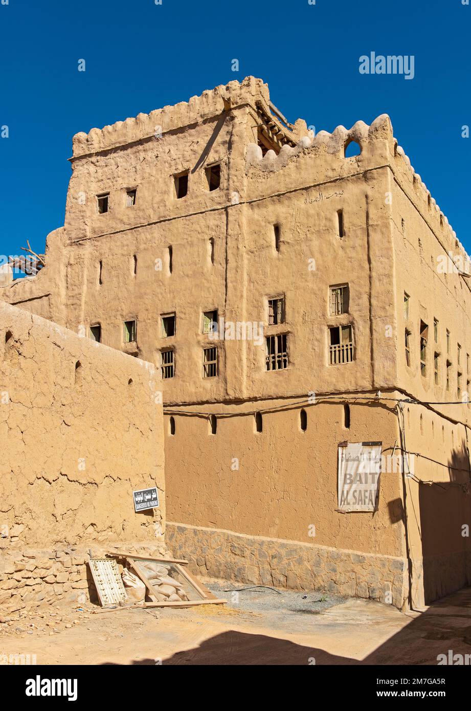 Vecchia casa di mattoni di fango nella città fantasma abbandonata di al Hamra, Oman Foto Stock