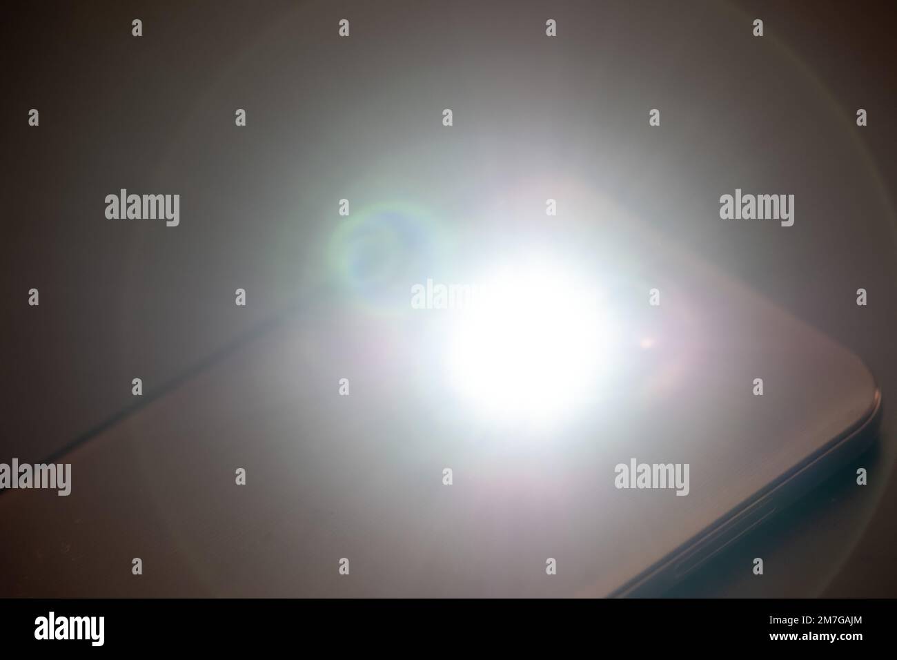 Flash LED o torcia di uno smartphone su sfondo nero Foto Stock