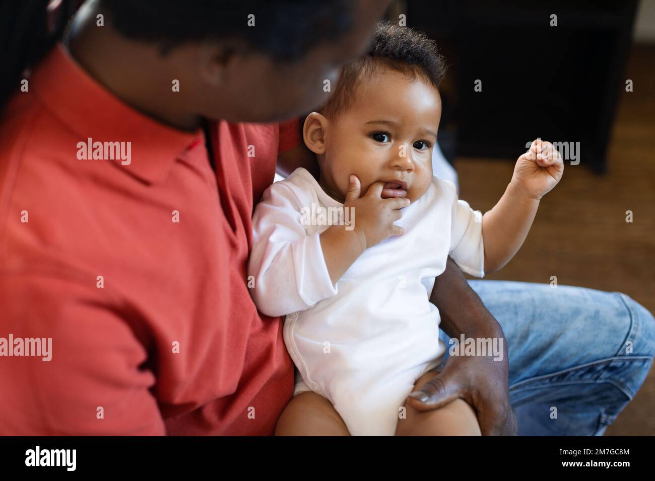 La cura del Padre. Cute African American Baby relax in Dad's Arms Foto Stock