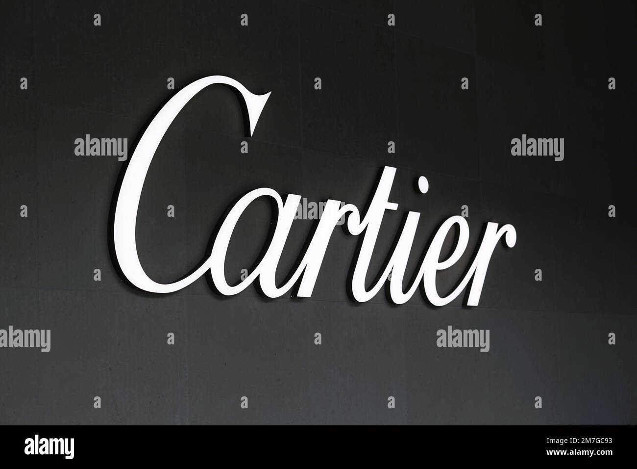 Honolulu, HI - 8 gennaio 2023: Logo del marchio Cartier, designer di gioielli di lusso, presso l'Ala Moana Shopping Center Foto Stock