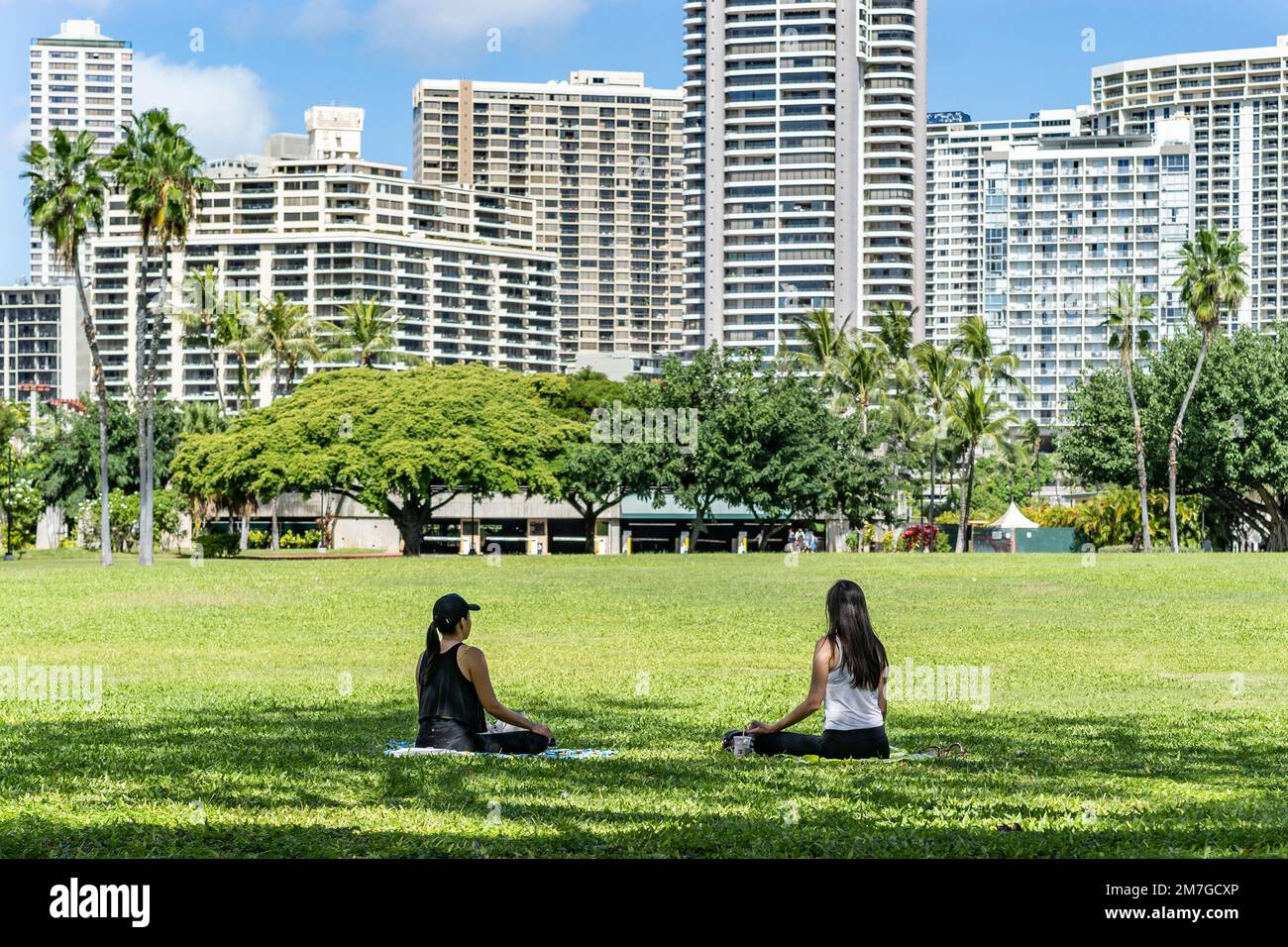 Due donne meditano in un parco pubblico Foto Stock