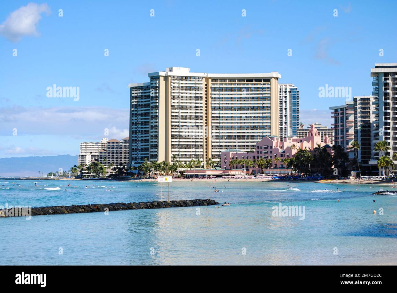 Una vista di Waikiki Beach, famosa destinazione di viaggio nell'isola di Oahu, Stati Uniti Foto Stock