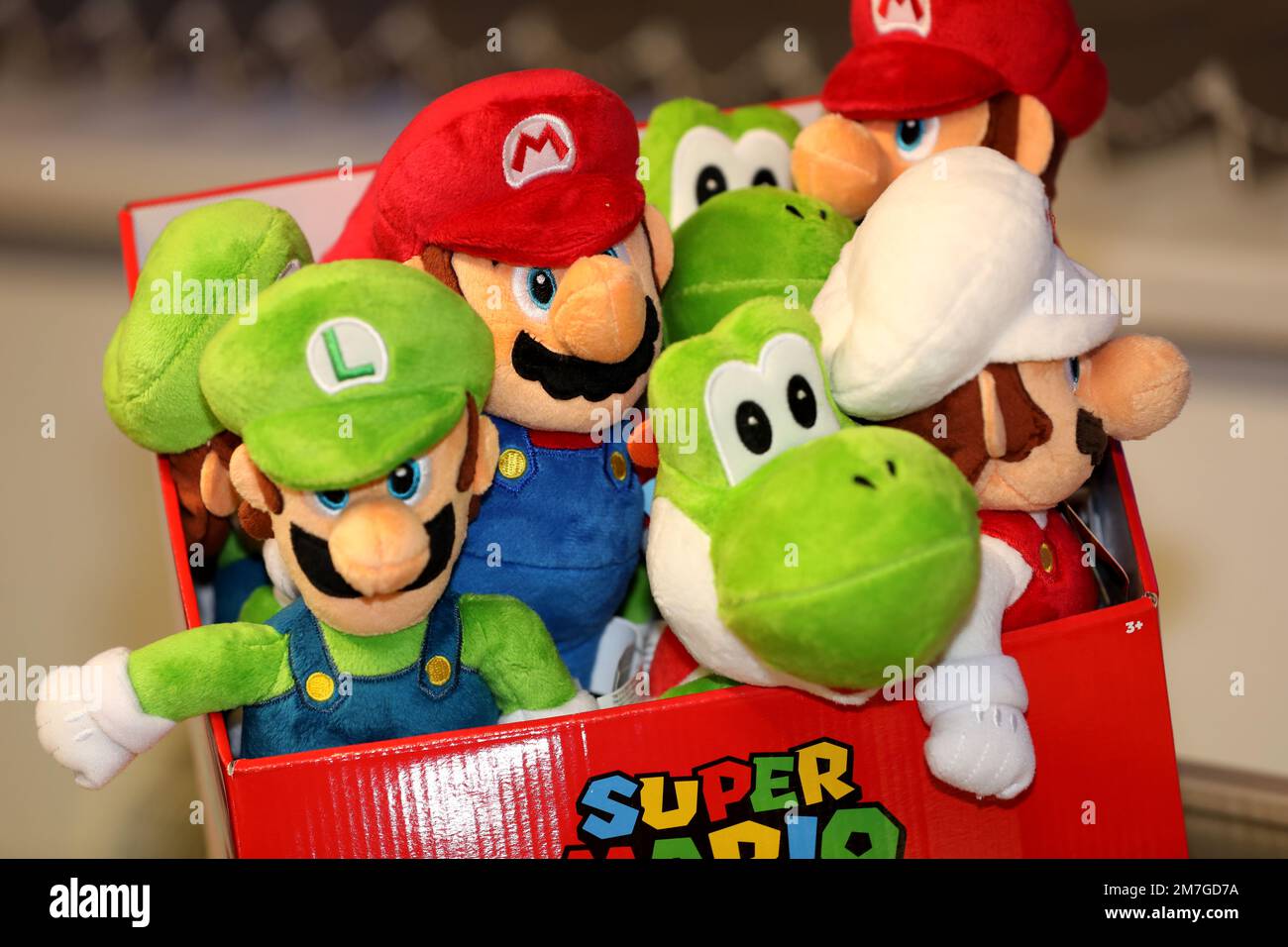 Super Mario, Luigi e Yoshi giocattoli coccolati raffigurati in una scatola a Portsmouth, Hampshire, Regno Unito. Foto Stock
