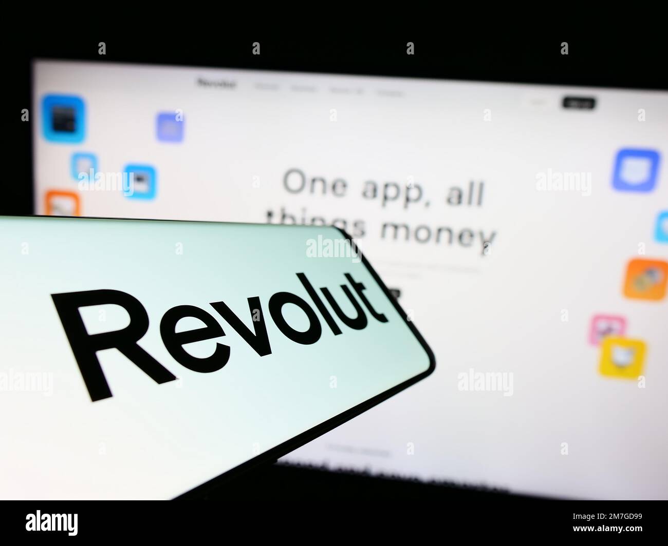 Smartphone con il logo della società britannica Revolut Ltd. FinTech sullo schermo di fronte al sito Web aziendale. Messa a fuoco al centro del display del telefono. Foto Stock
